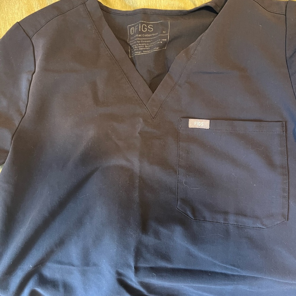 Figs gently used scrub top and bottom